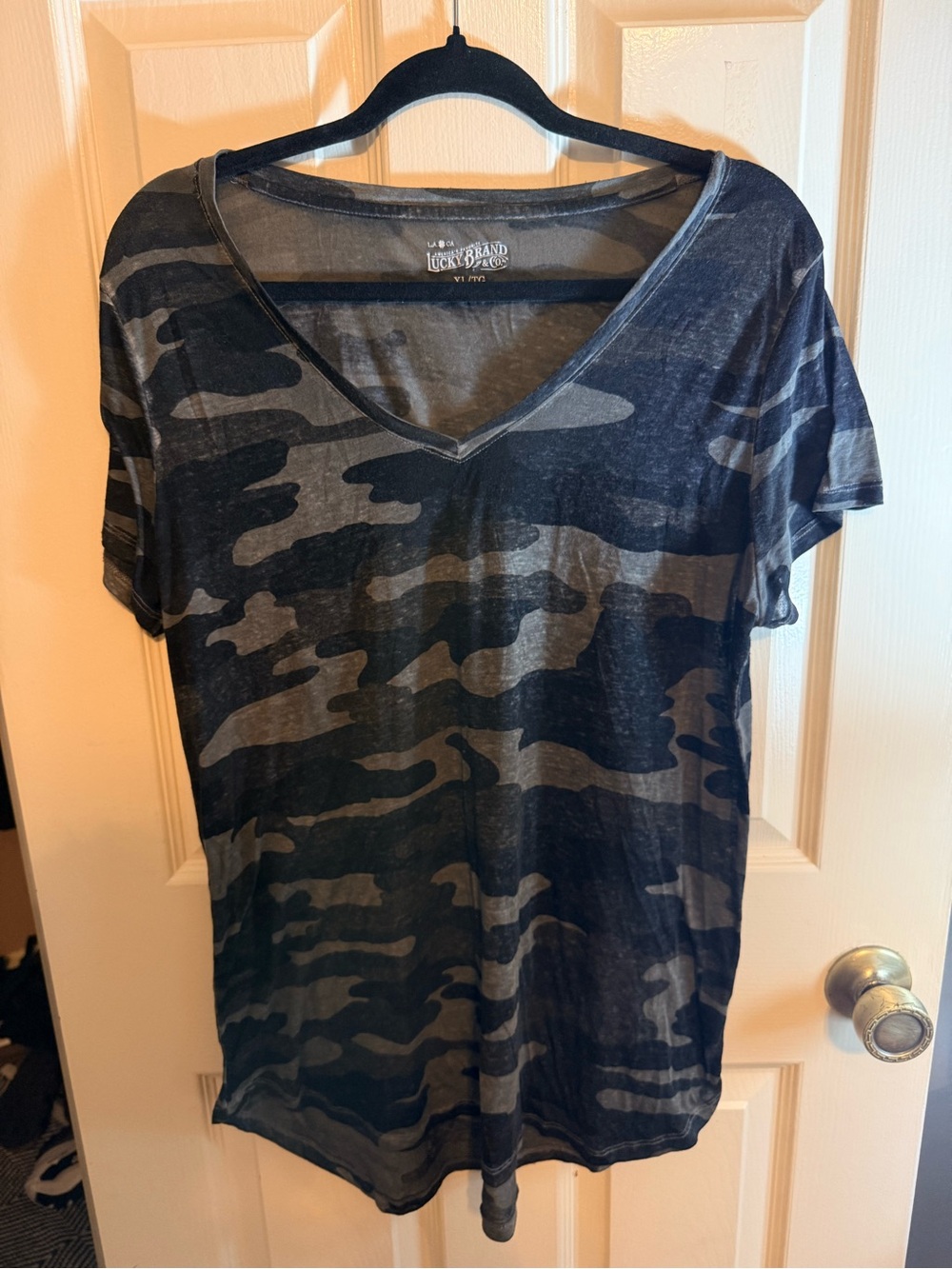 Lucky Brand Women’s XL Dark Green Burnout Camo V-Neck Short Sleeve Shirt